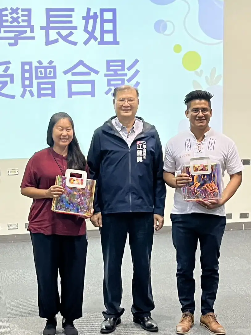 江健興局長與參訓學員互動合影,展現對培訓學員的支持與關懷。(高雄市政府勞工局提供)