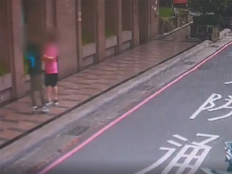 二名詐騙車手於街頭交付詐款，警方隨後即展開圍捕行動，成功查扣200萬元贓款。(圖/三民第二分局提供)