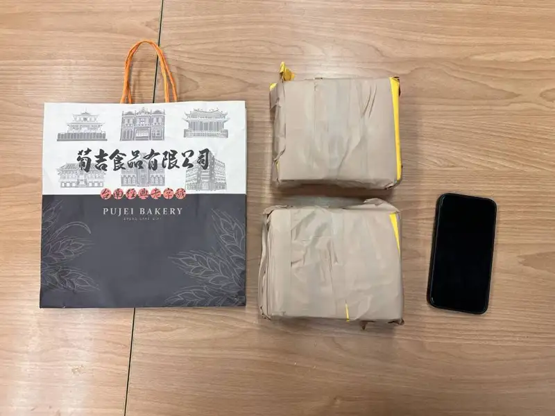 警方查扣200萬元贓款。(圖/三民第二分局提供)