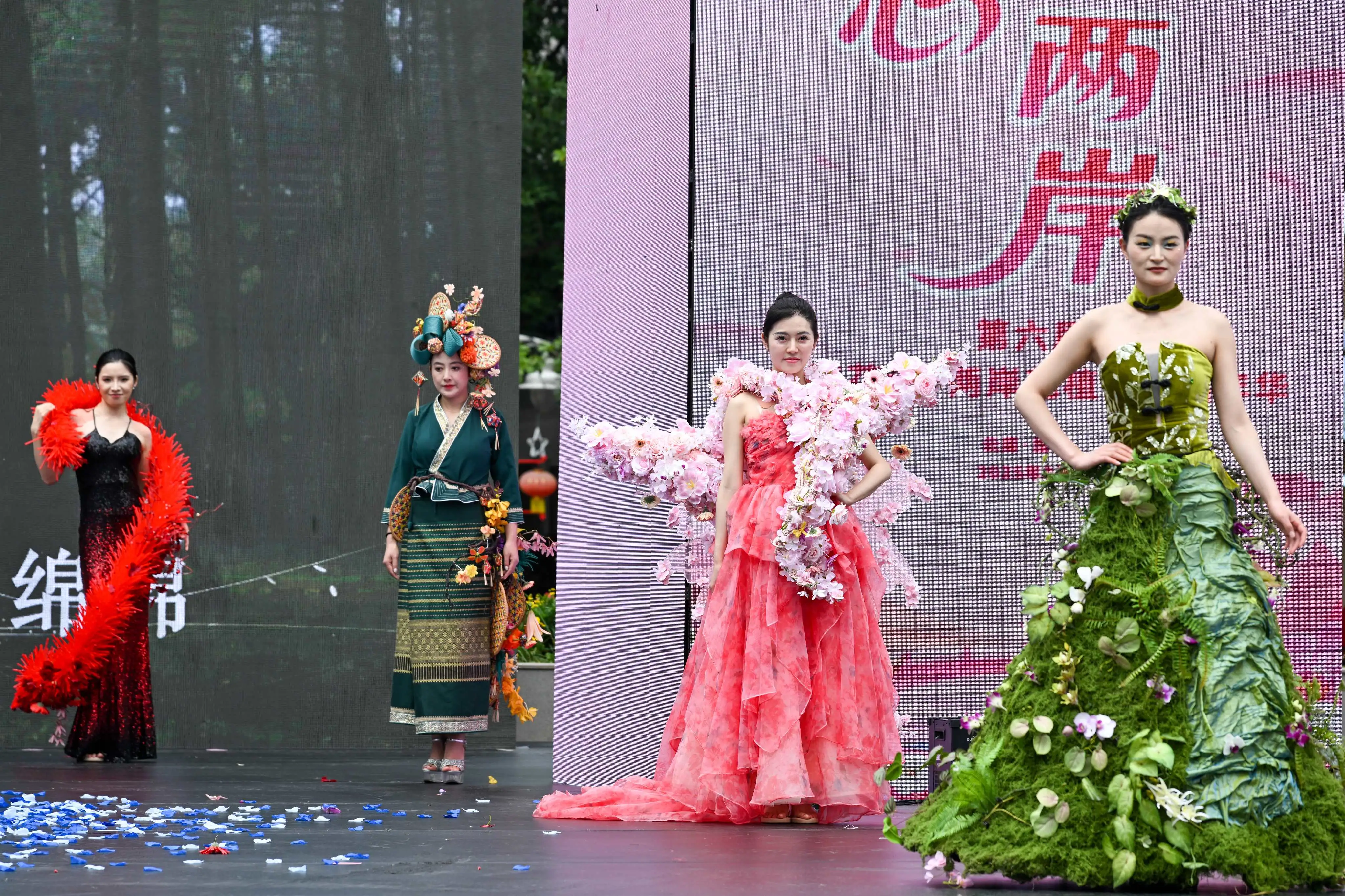 模特兒在活動中以花為媒,展現出「山海花語」的浪漫與融合。(記者劉美祺翻攝)