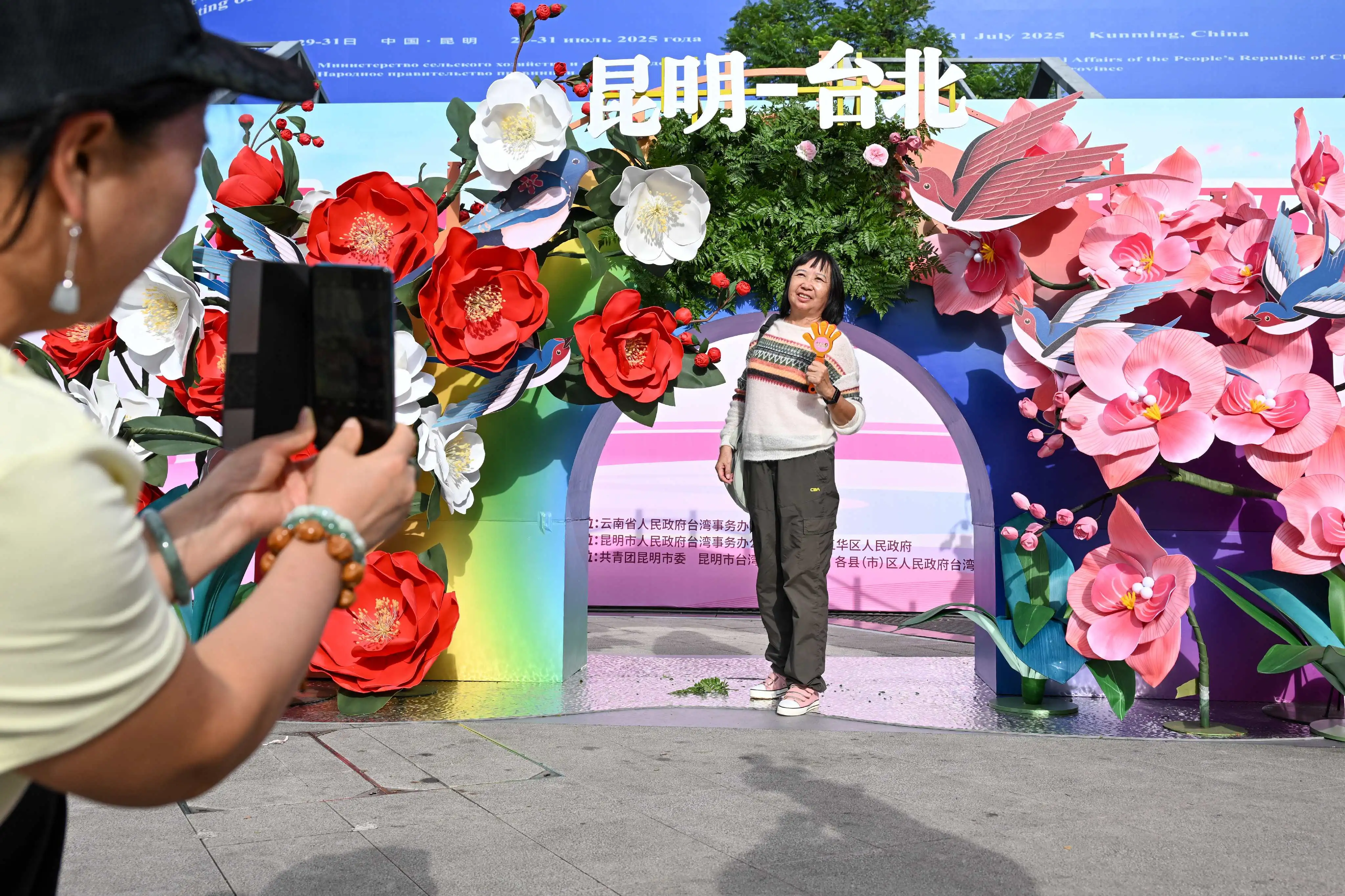 以七夕為意象打造的「鵲橋」花藝作品吸引觀眾駐足拍照,成為嘉年華亮點。(記者劉美祺翻攝)
