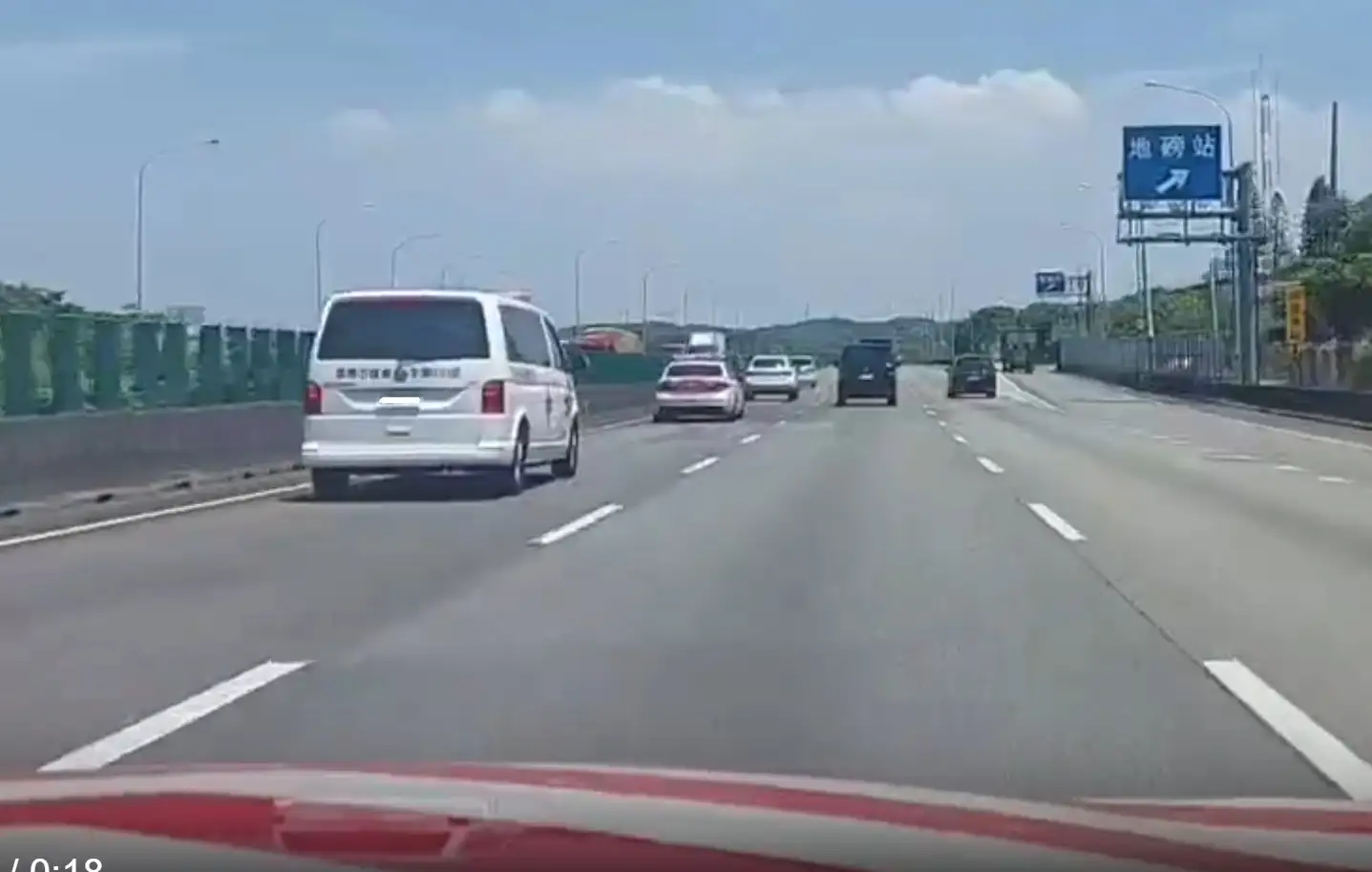 國道警沿線接力護航,確保載有早產嬰兒的救護車安全抵達林口長庚醫院。(圖/國道警察局提供)