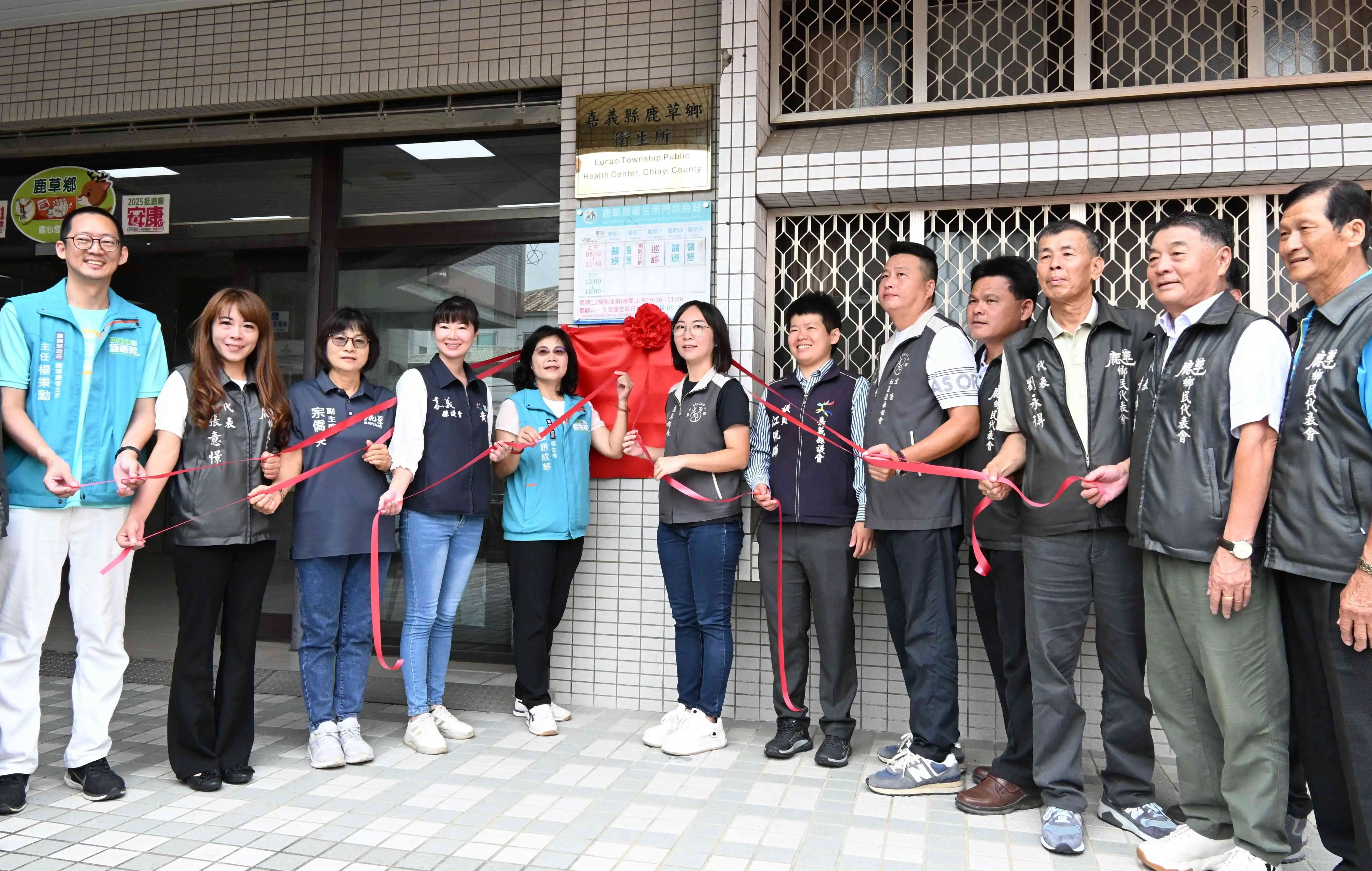 「嘉義縣鹿草銀髮健身俱樂部」28日正式啟用,地方貴賓與長者齊聚一堂,共同見證樂齡新據點誕生。(圖/嘉義縣鹿草衛生所 提供)