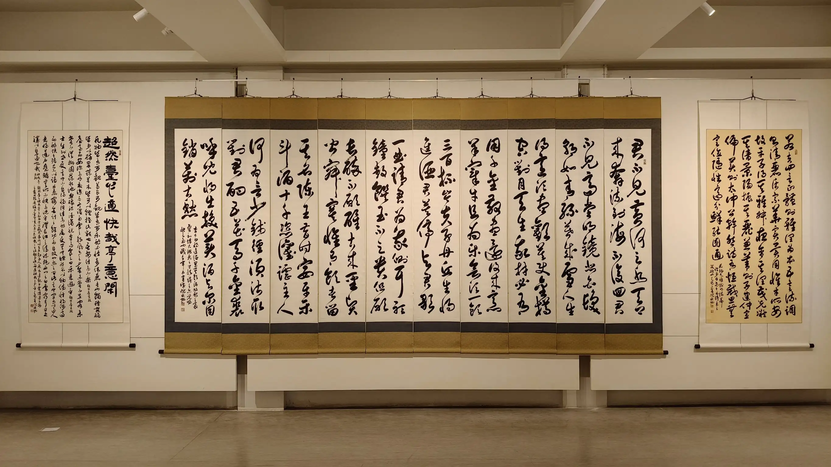 展覽大廳掛有六尺行草十連屏李白〈將進酒〉及草書六連屏張若虛〈春江花月夜〉兩幅巨作,氣勢磅礡,收放自如,燦爛奪目而引人入勝。(記者蔣宜安攝)