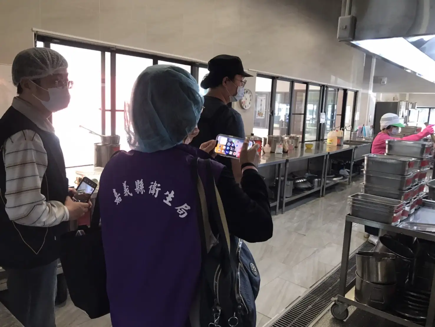 嘉義縣衛生局聯合教育處查核校園午餐團膳,確保師生飲食健康無虞。(圖/嘉義縣衛生所 提供)