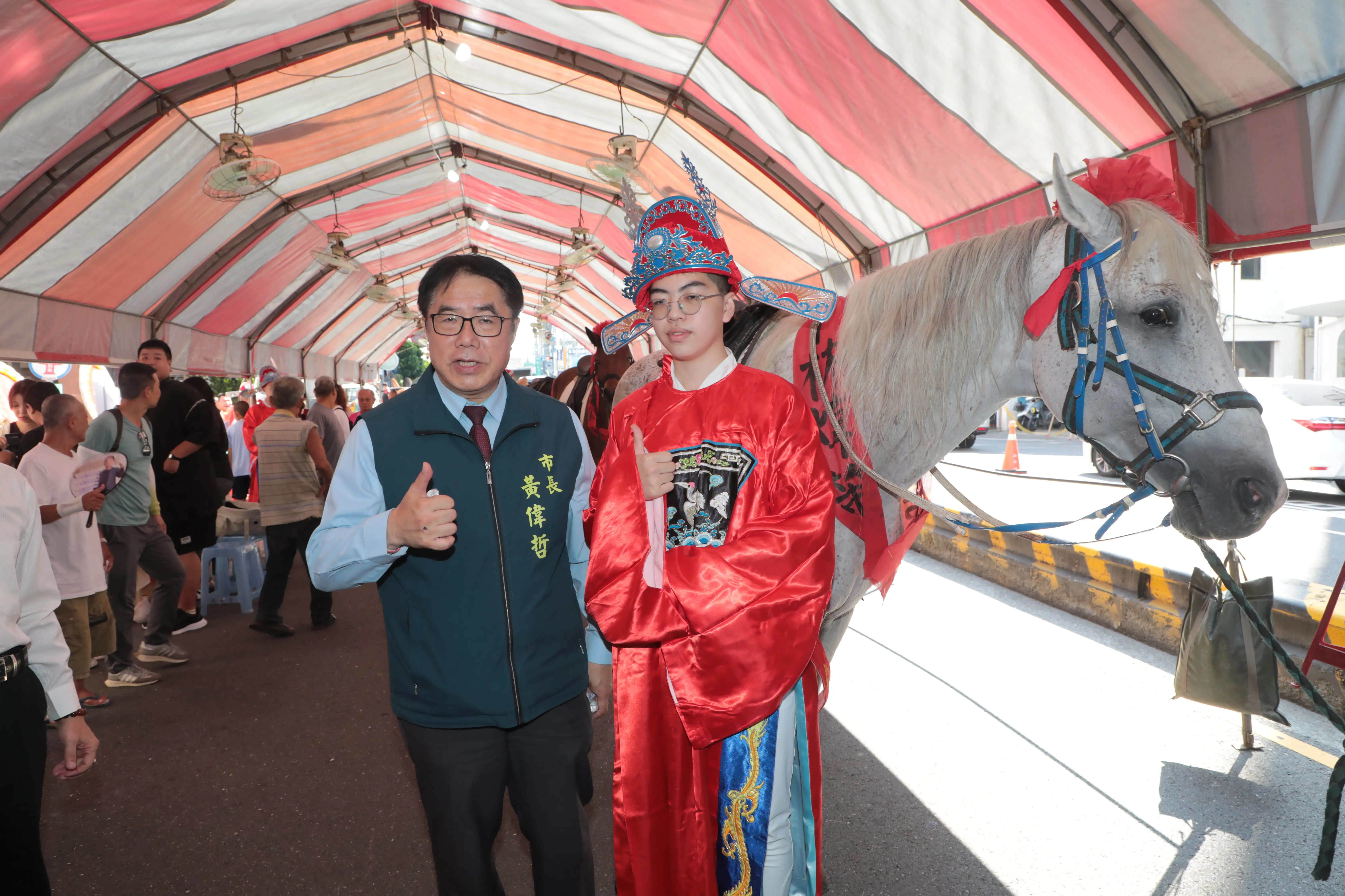 開隆宮為學子舉行「狀元騎馬繞境」活動,讓學子穿上狀元服騎馬穿梭於街巷。黃偉哲市長勉勵參與活動學子。(圖/臺南市政府 提供)
