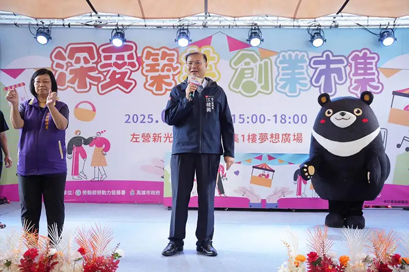 高雄市勞工局8月30日在左營新光三越彩虹市集希望廣場舉辦「深愛築夢」創業市集,吸引勞工及市民共襄盛舉。(記者吳文生攝)