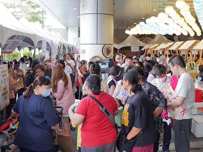 市集匯集40家美食及文創攤位,包括博愛職訓中心與身心障礙創業者的作品,展現多元創意與手作精神。(記者吳文生攝)