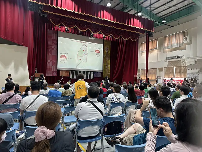 會議中,里民專注聆聽並踴躍提問,討論分里相關議題。(記者吳文生攝)