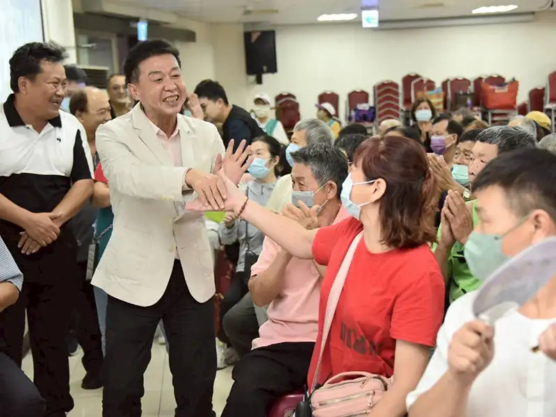 許智傑與議長、市議員及三民區里長大合照,展現強大支持陣容與熱情現場氣氛。(記者吳文生攝)