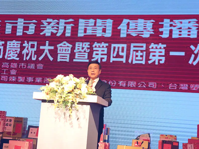 高雄市新聞傳播職業工會31日舉行第四屆第一次會員代表大會,現任理事長吳文欽高票連任,並恭喜本屆新當選理監事,共同努力推動會務。(記者吳文生攝)