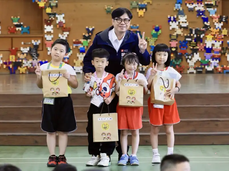 全國中小學開學 陳其邁率市府團隊視察校園防疫 並為小一新生加油打氣