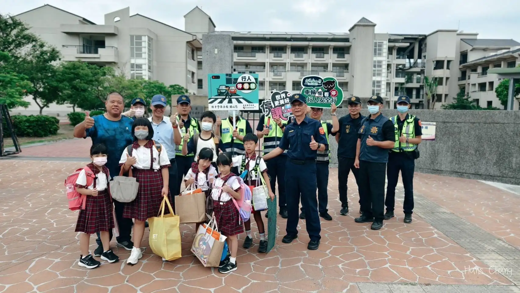 朴子分局開學日啟動護童專案,警力結合校方與志工守護學童通學安全。(圖/朴子分局提供)