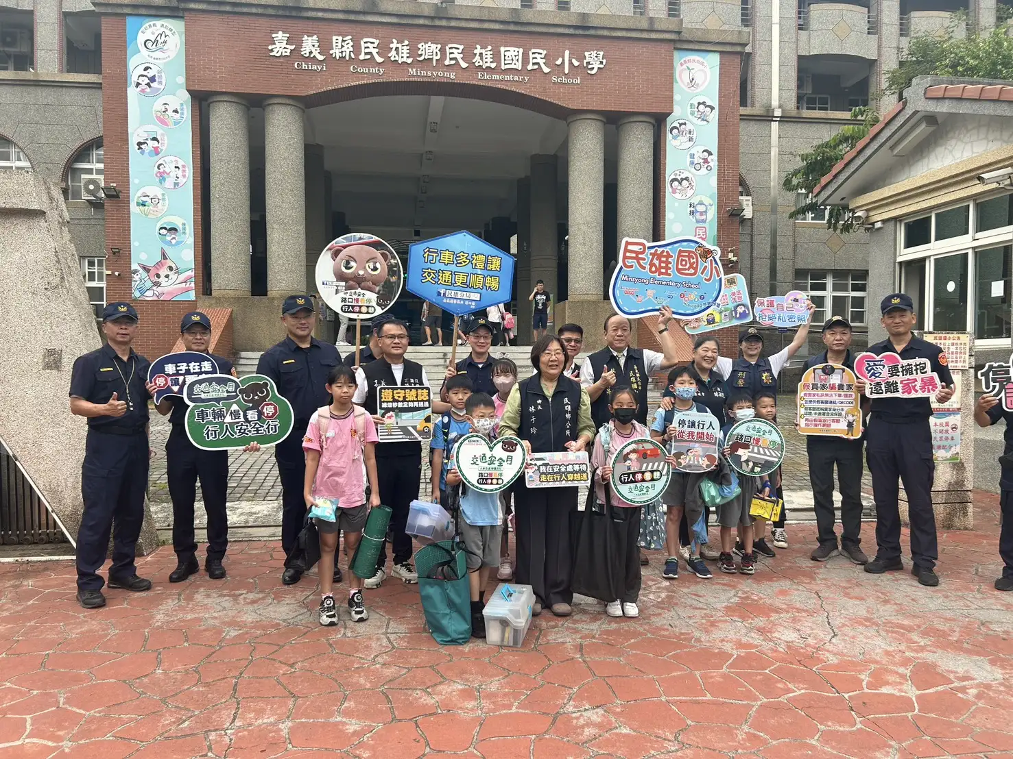 中埔分局開學日執行護童專案,分局長曾裕景與中埔鄉長李碧雲一同宣導反詐騙與交通安全,守護學童平安上學。(圖/中埔分局提供)