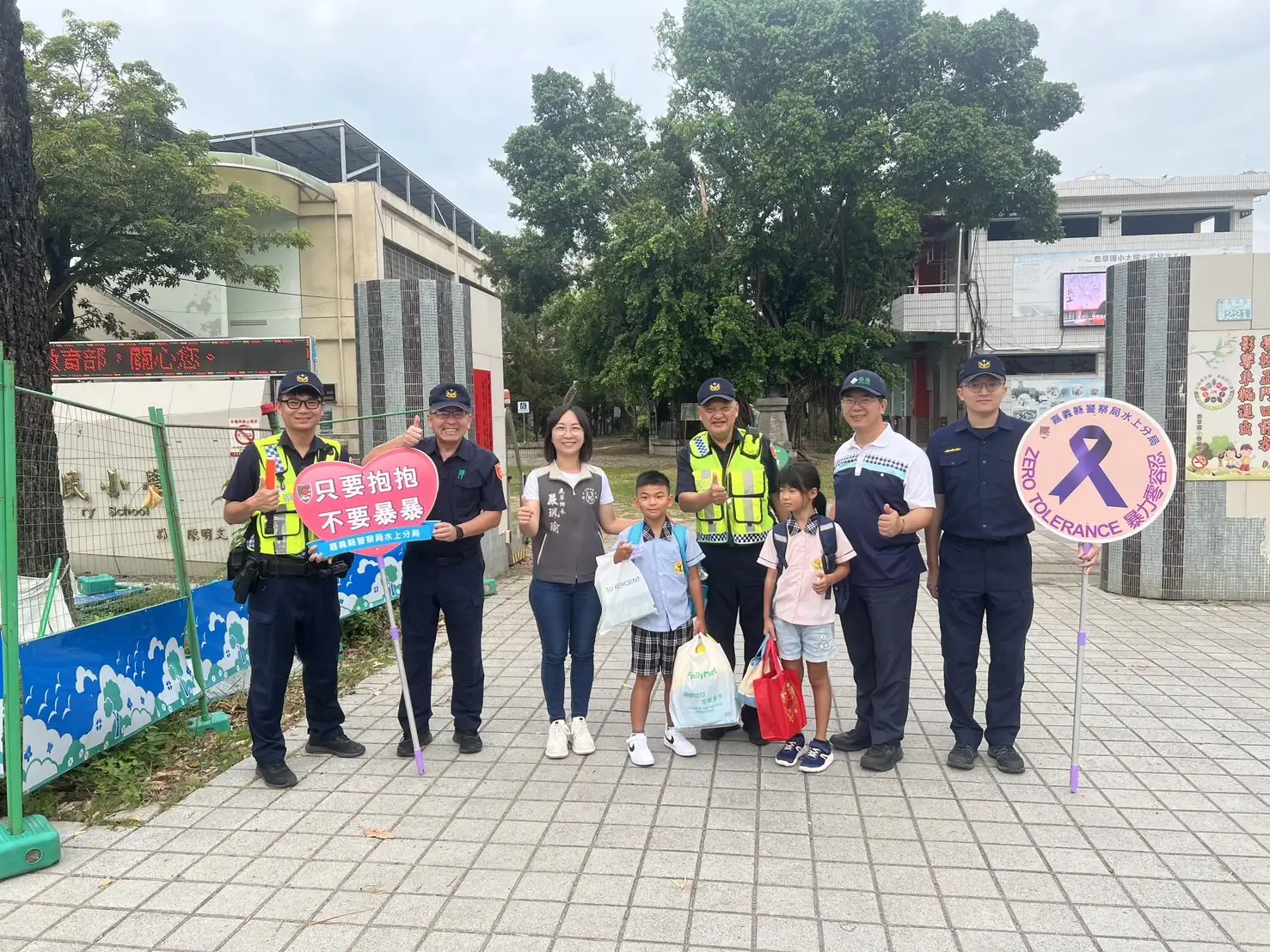水上分局與鹿草鄉長執行護童勤務,宣導拒絕暴力與交通安全,守護學童安心上學。(圖/水上分局提供)