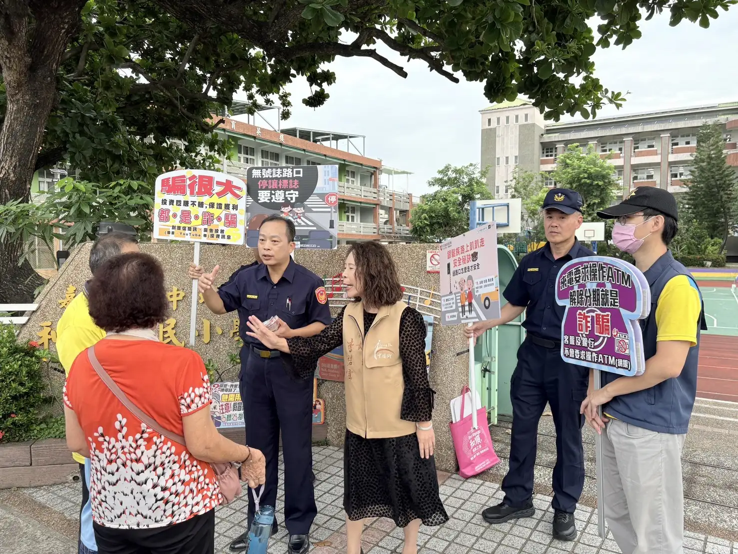 中埔分局開學日執行護童專案,分局長曾裕景與中埔鄉長李碧雲一同宣導反詐騙與交通安全,守護學童平安上學。(圖/中埔分局提供)