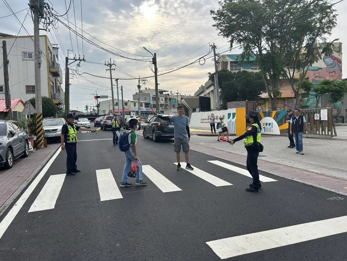 布袋分局員警執行護童勤務,協助學童安全通過斑馬線,維護校園周邊交通秩序。(圖/布袋分局提供)