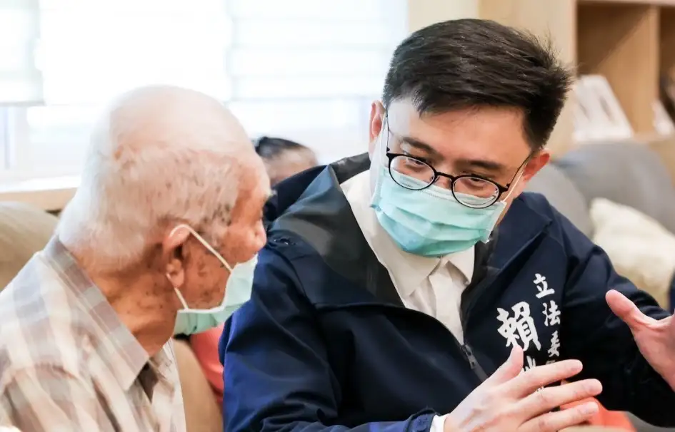 立委賴瑞隆走訪前鎮亞望沙龍日間照顧中心,陪長輩聊天互動,感受社區溫暖,也分享長照3.0多元照顧服務,讓長輩與家庭都能安心、快樂生活。(記者吳文生攝)
