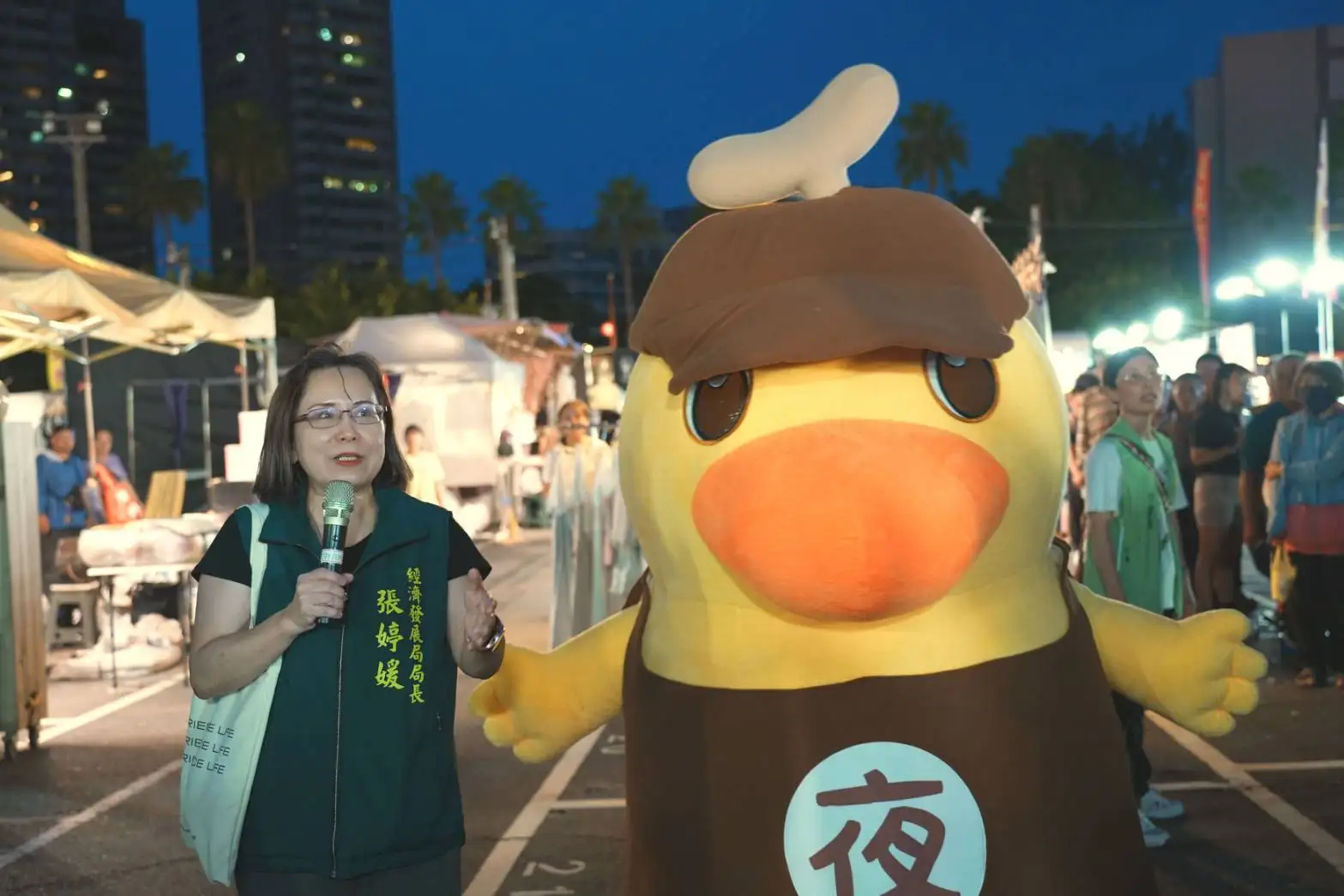 南市府結合夜市吉祥物「夜奇鴨」,吸引民眾探索臺南夜市。(圖/臺南市市場處 提供)