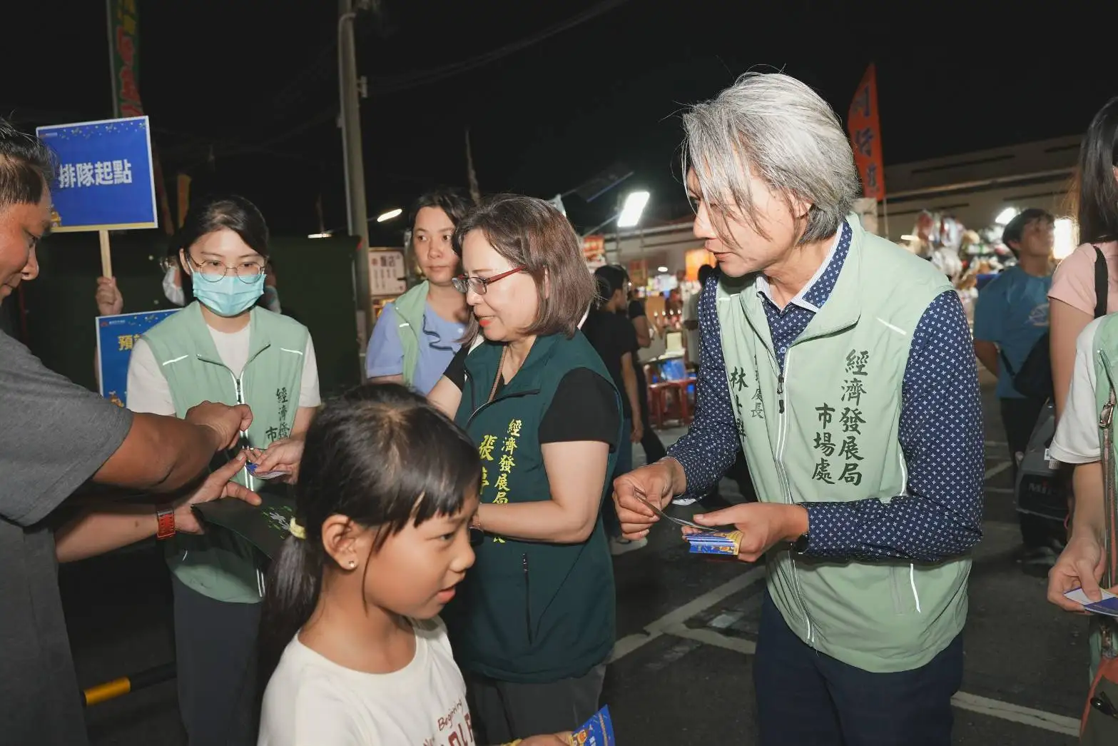 經發局張婷媛局長與市場處林士群代理處長發放夜市券。(圖/臺南市市場處 提供)