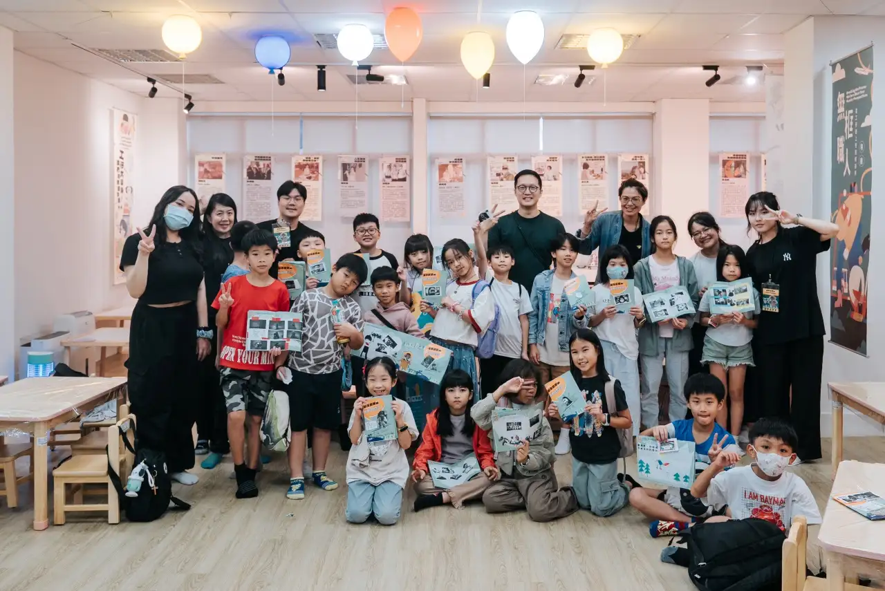高雄市勞工博物館舉辦兒童攝影工作坊,學童與師資合影留念,展現勞動教育成果。(高雄市勞工局提供)