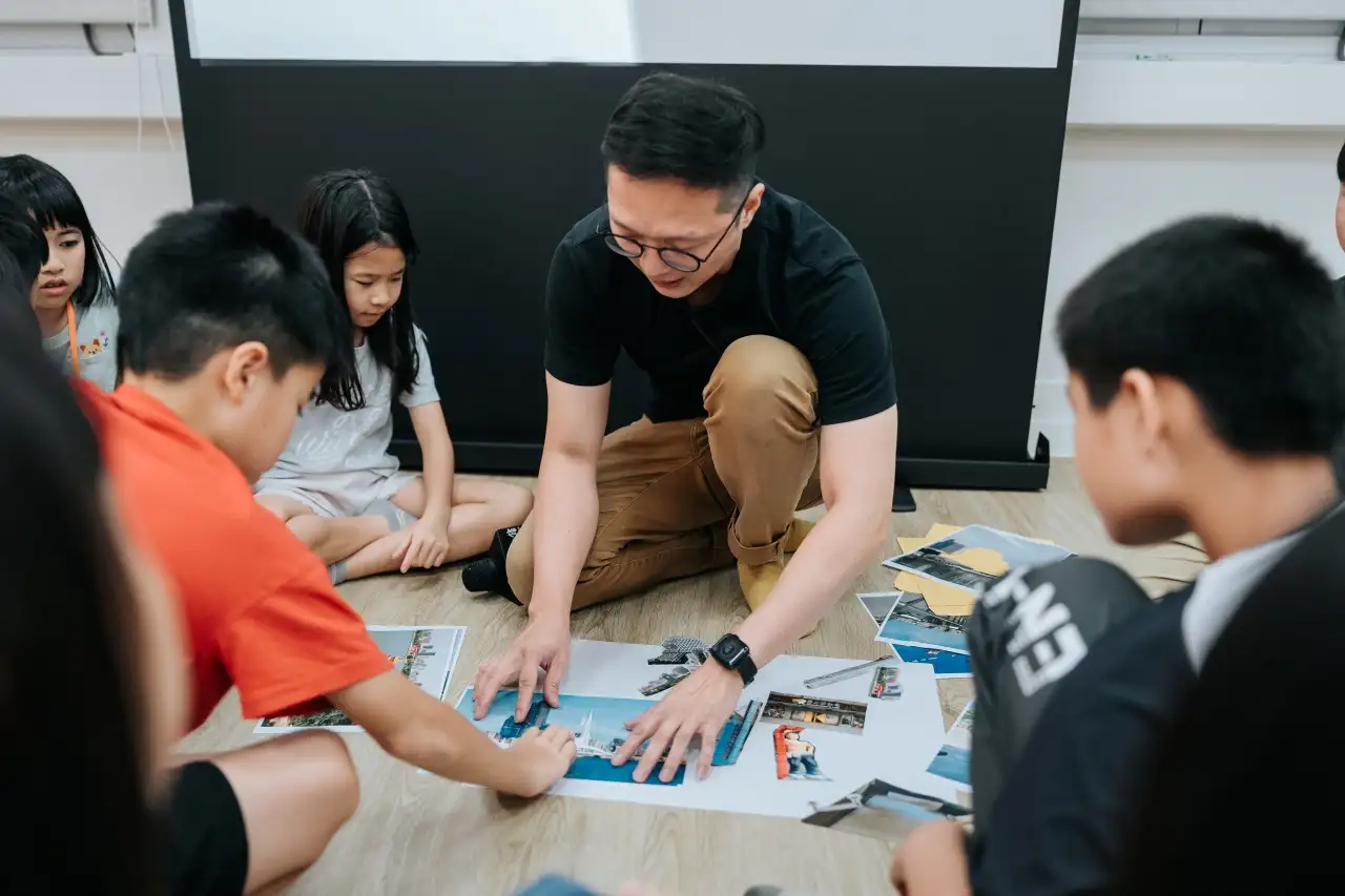 專業講師帶領學童從繪本導讀、角色扮演到攝影實作,讓孩子們以自身視角詮釋勞動故事。(高雄市勞工局提供)