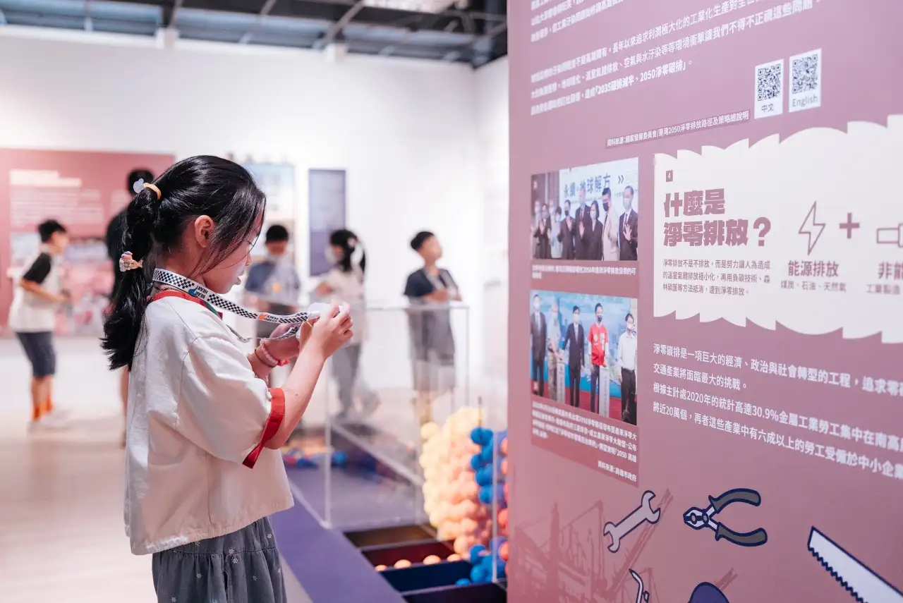 小小攝影家以拍立得創作,最後拼貼成兒童視角的城市勞動故事,展現童趣與想像力。(高雄市勞工局提供)