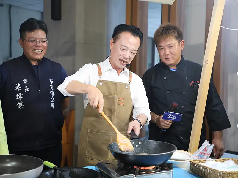 縣長翁章梁現場挑戰「香煎虱目魚肚」。(圖/嘉義縣政府 提供)