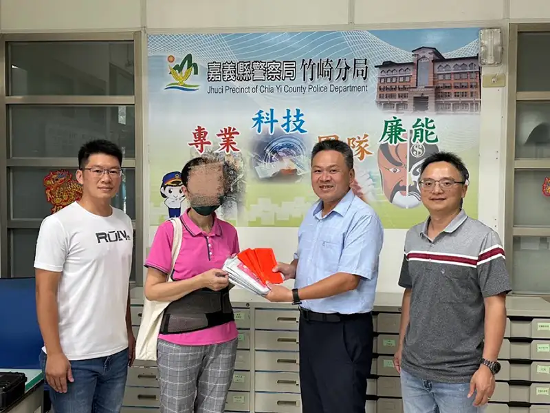 竹崎分局長吳誌權(右二)竹崎派出所所長郭訓良(右) 復金所長吳宥憲(左)代嘉義市城隍廟志工團劉姓志工致贈慰問金給翁姓婦人(中),協助其度過急難困境。(圖/嘉義縣竹崎警察分局 )