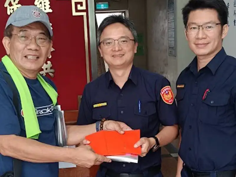 嘉義市城隍廟志工團劉姓志工(左)致贈慰問金,由竹崎派出所所長郭訓良(中)代表接受,將轉交予翁姓婦人,以協助度過難關。(圖/嘉義縣竹崎警察分局 )