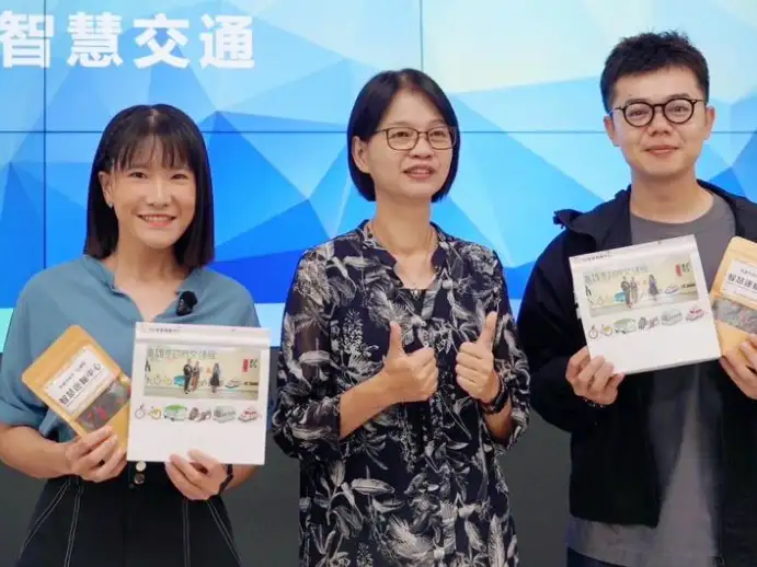 市議員鄭孟洳與張博洋實地參訪高雄「智慧運輸中心」。(記者吳文生攝)