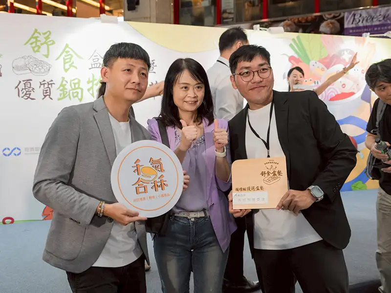 校友鐘啓榮(左)、林建穎(右)頒獎典禮現場與經濟部商業發展署蘇文玲署長合影。(圖/禾氣合秝 提供)