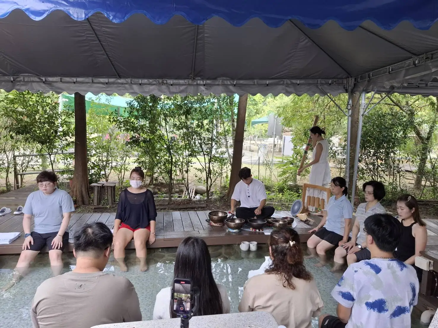 觀光旅遊局於龜丹溫泉舉辦『湧泉頌音—溫泉X瑜伽X頌缽』快閃活動，帶領民眾在溫泉暖意與頌缽音療中釋放壓力、調和能量。(圖/臺南市觀旅局  提供)