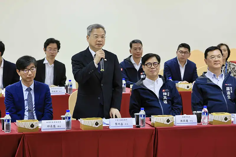 經濟部長龔明鑫與高雄市長陳其邁參訪晉禾企業,關心扣件產業發展,並與業者座談交流,展現中央地方合力支持產業、提升國際競爭力的決心。(高市府提供)