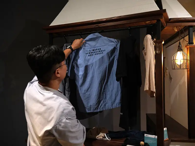 觀眾穿上繡有勞工文學片段的職業服飾,與放大影像合影,近距離感受勞工職場氛圍。(記者吳文生攝)