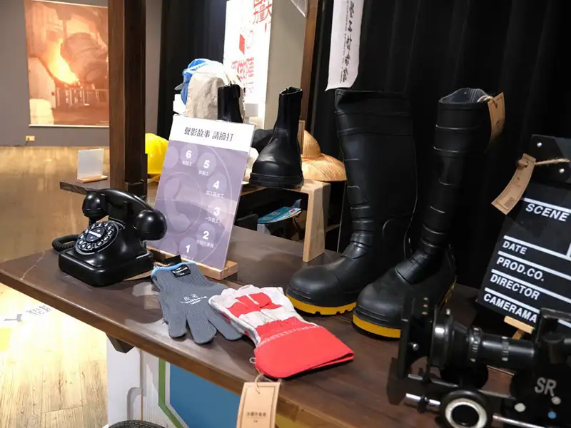 《開工啦!勞動高雄》特展,重現「行動攤車展示」魅力,吸引民眾參觀體驗。 (記者吳文生攝)