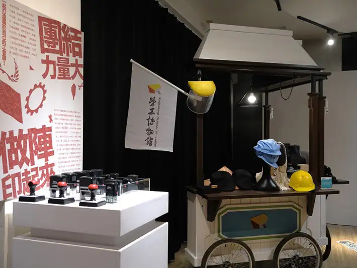 特展推出「工會旗互動印章」活動,民眾發揮創意自由組合圖案,設計出專屬的工會旗。(記者吳文生攝)