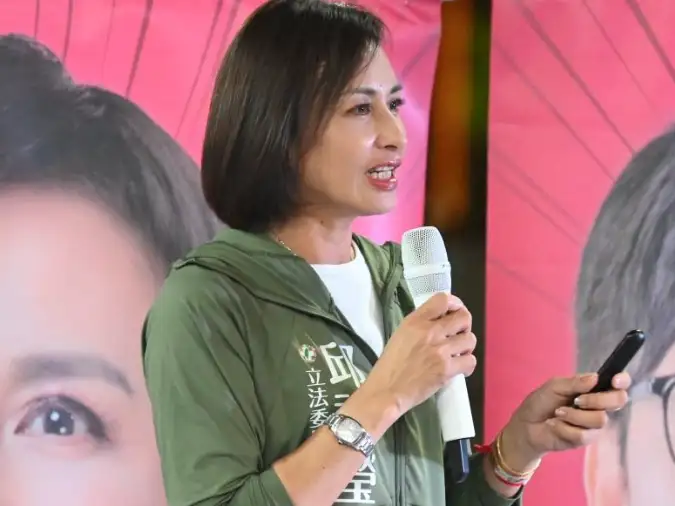立委邱議瑩承認在國會以紙扇打了羅智強一耳光,並向他表達最深刻的歉意。(記者吳文生攝)