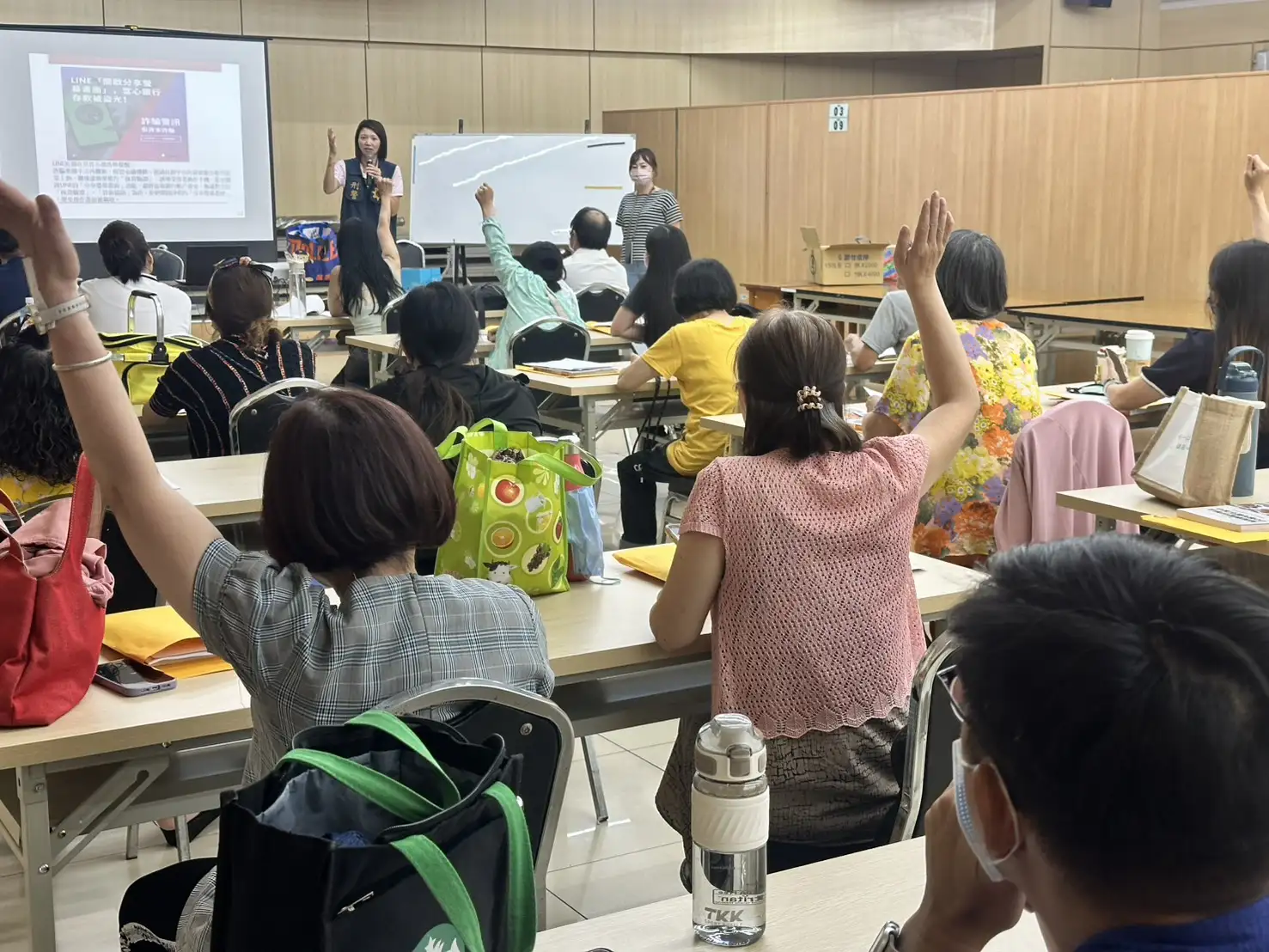 嘉義縣警方走進社區向長者及居民宣導防詐騙知識,透過案例分享與口訣教學,提升民眾辨識與防範詐騙的能力。(圖/ 嘉義縣警察局 提供)