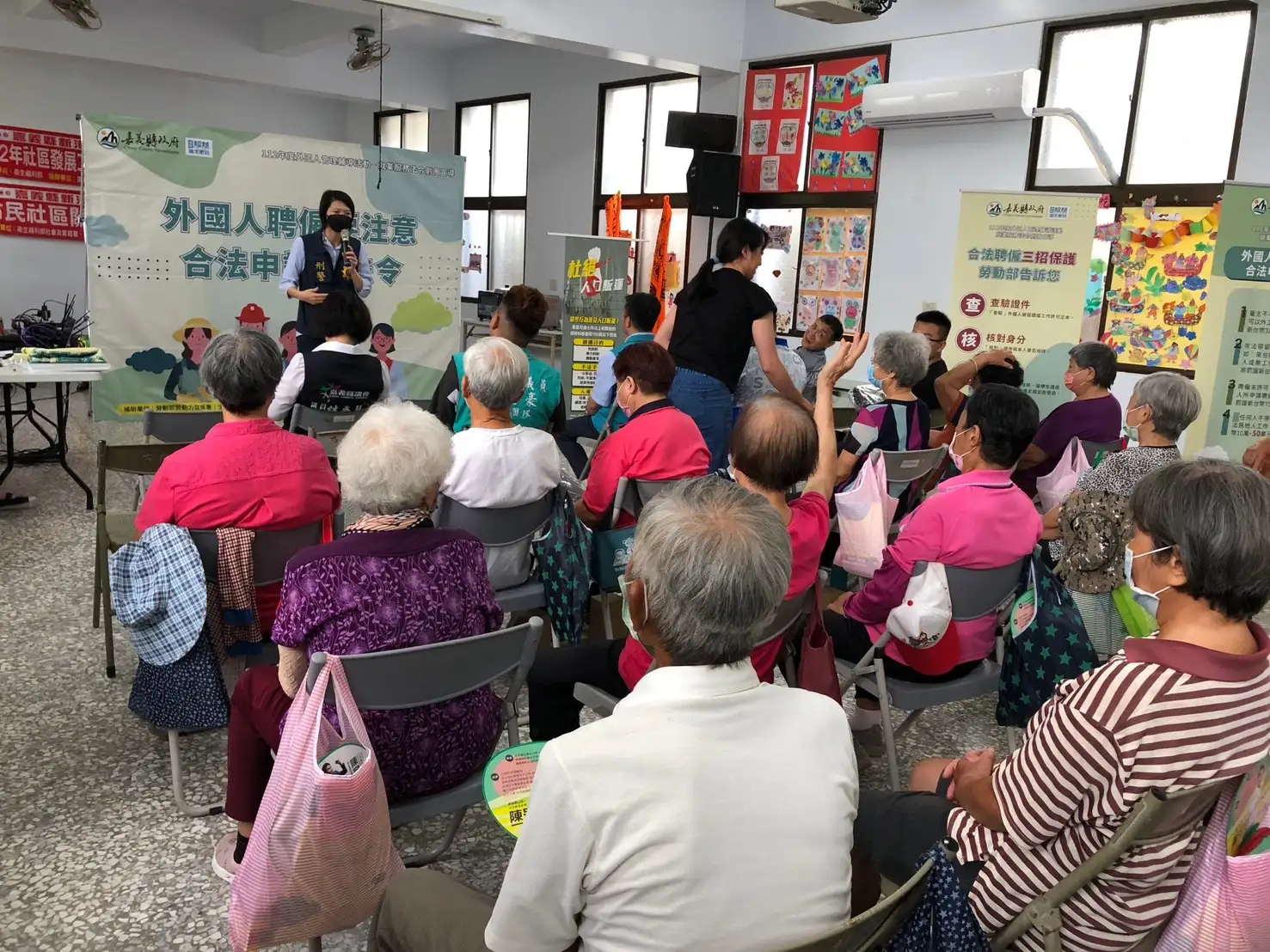 嘉義縣警方走進社區向長者及居民宣導防詐騙知識,透過案例分享與口訣教學,提升民眾辨識與防範詐騙的能力。(圖/ 嘉義縣警察局 提供)