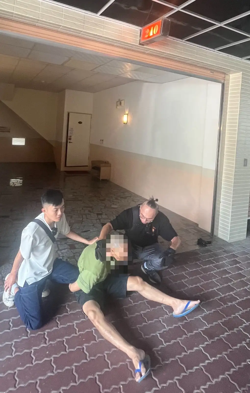 警方持拘票圍捕洪姓男子，當場將人制伏帶回。（圖/高雄市刑大 提供）