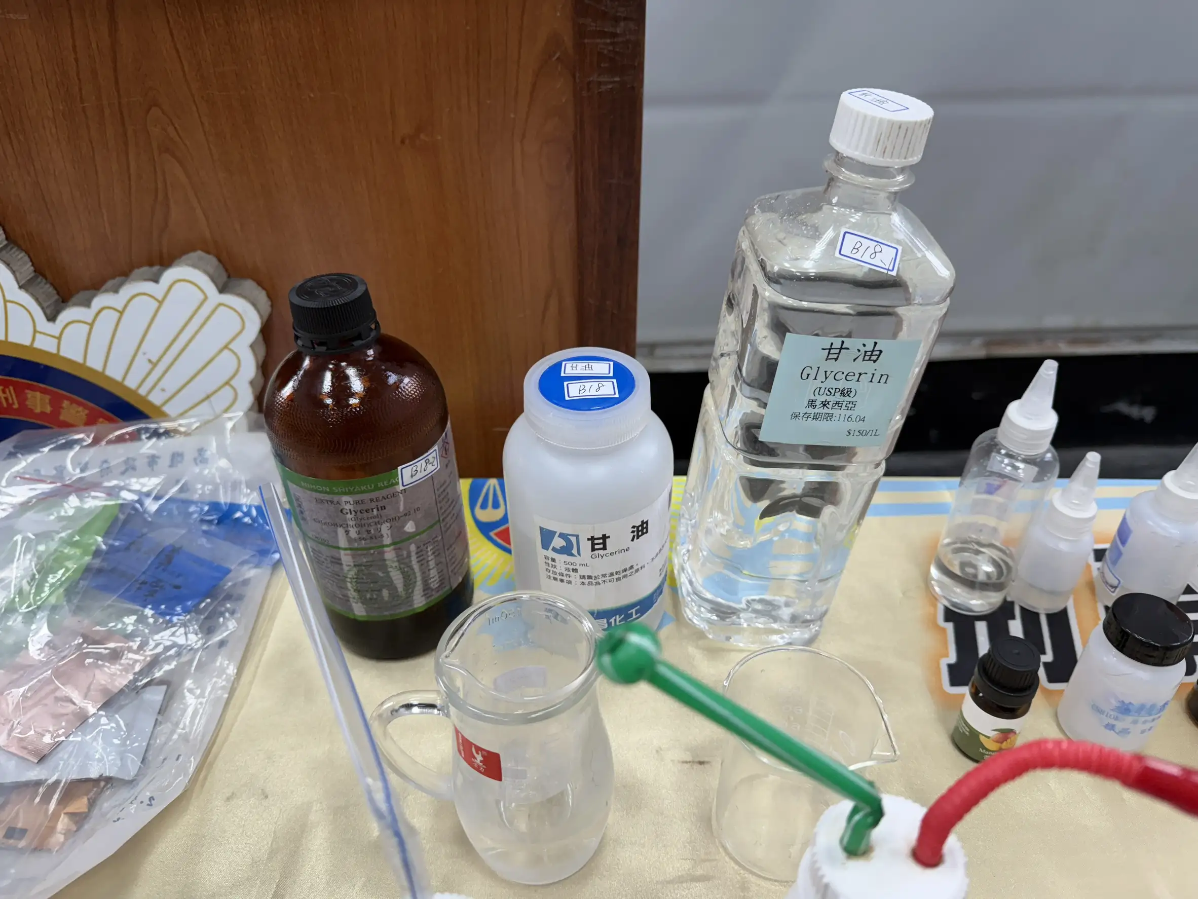警方查獲現場畫面，查獲的手槍、子彈、毒品菸油與分裝器具。（圖/高雄市刑大 提供）