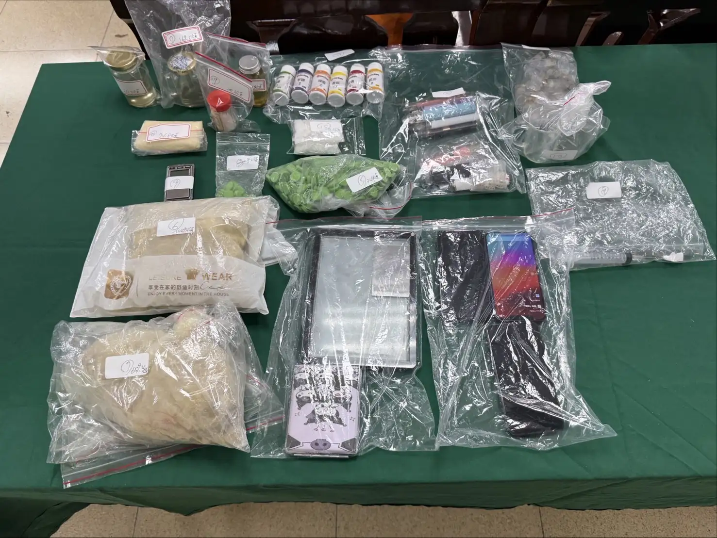 查扣大量毒品及器具等證物。(圖/高雄市少年警察隊 提供)