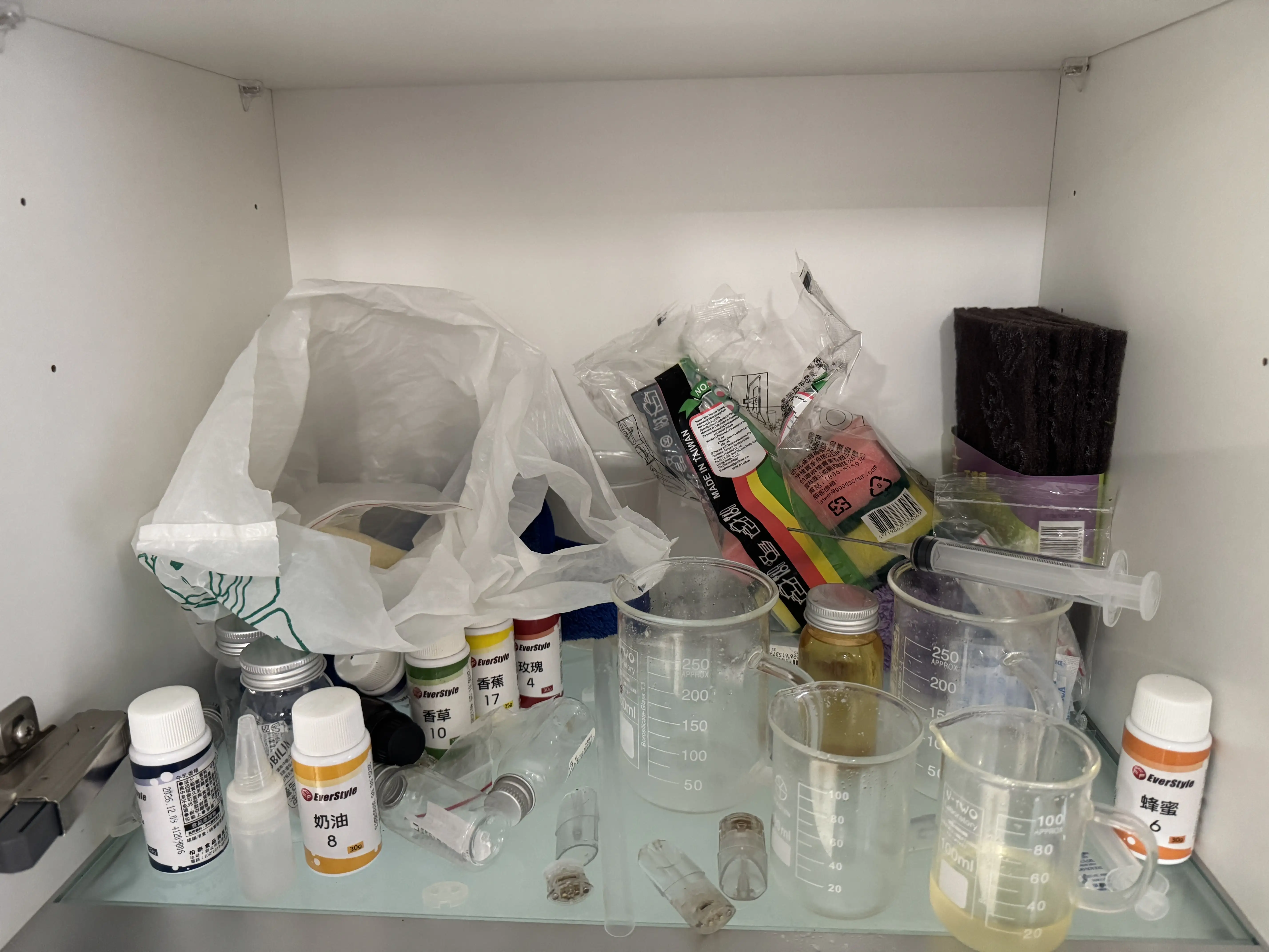 調和製作依托咪酯煙彈分裝處。(圖/高雄市少年警察隊 提供)