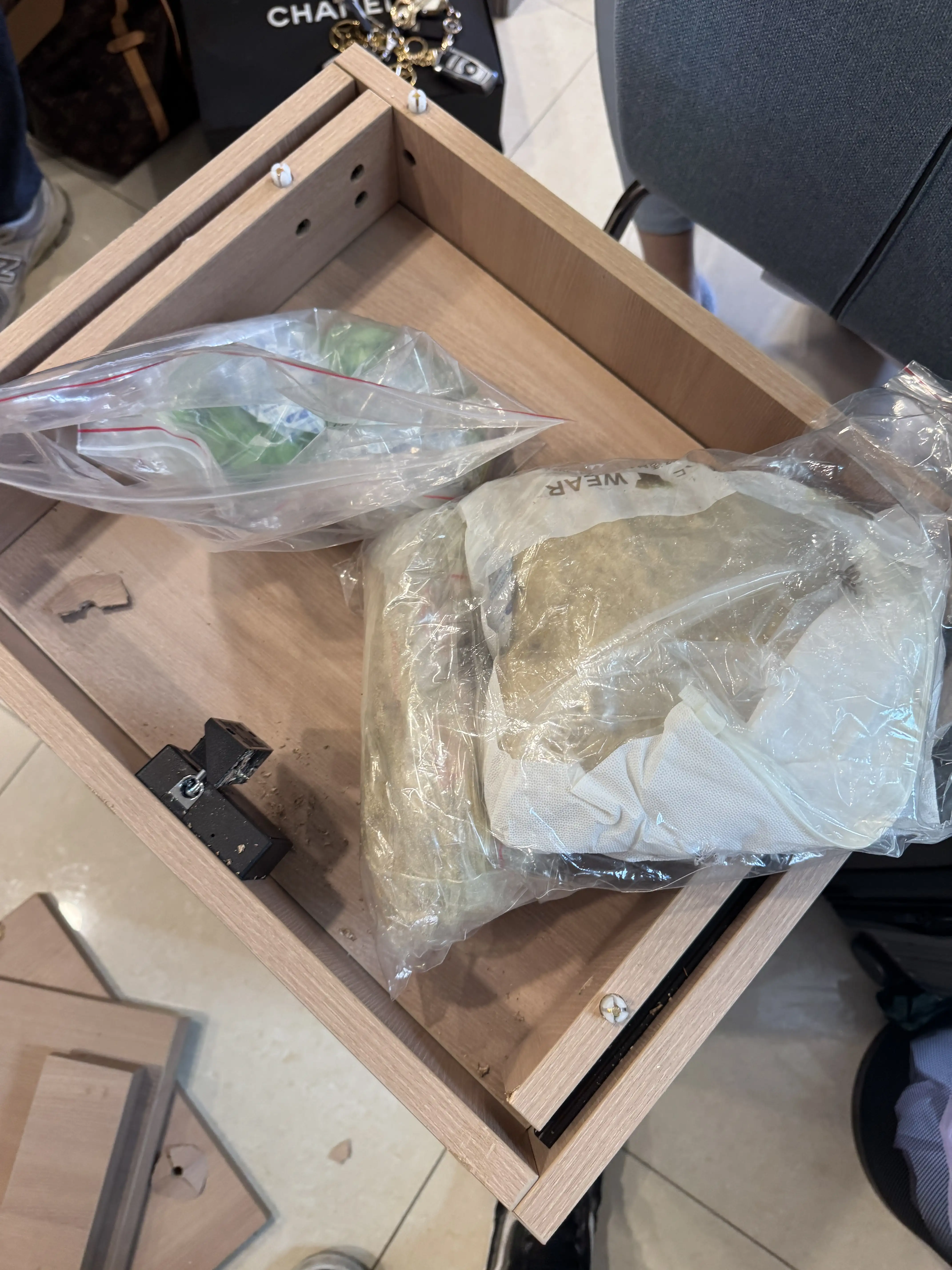 夾層內藏放大量卡西酮粉、哈密瓜錠、依托咪酯等毒品。(圖/高雄市少年警察隊 提供)