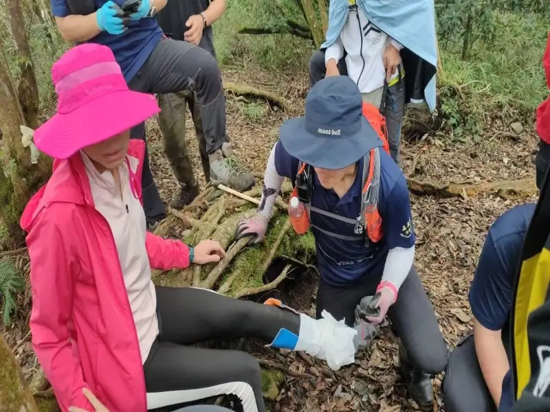 登山遇雨跌落山谷骨折　嘉縣警消聯手救援送醫