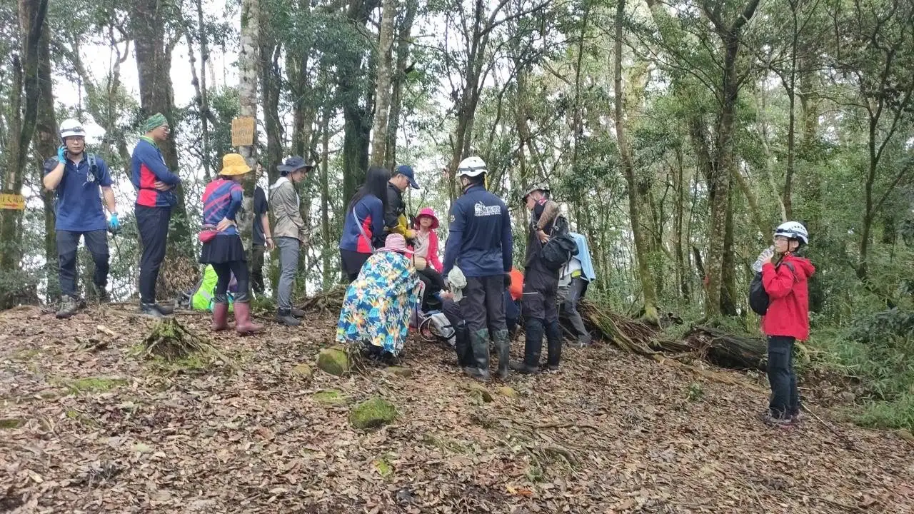 嘉義芙蓉山驟雨路滑，女登山客跌落山谷骨折獲救。(圖/嘉義縣竹崎分局 提供)