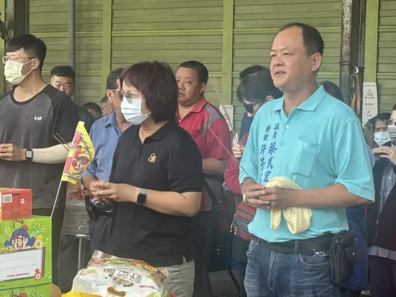 高雄市議員蔡武宏攜助理許芳瑞前鎮區清潔隊辦普渡　祈求業務順利同仁平安