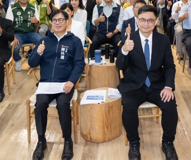 賴瑞隆與陳其邁出席淨零工作坊，與產業代表討論高雄能源轉型與低碳供應鏈。（記者吳文生攝）