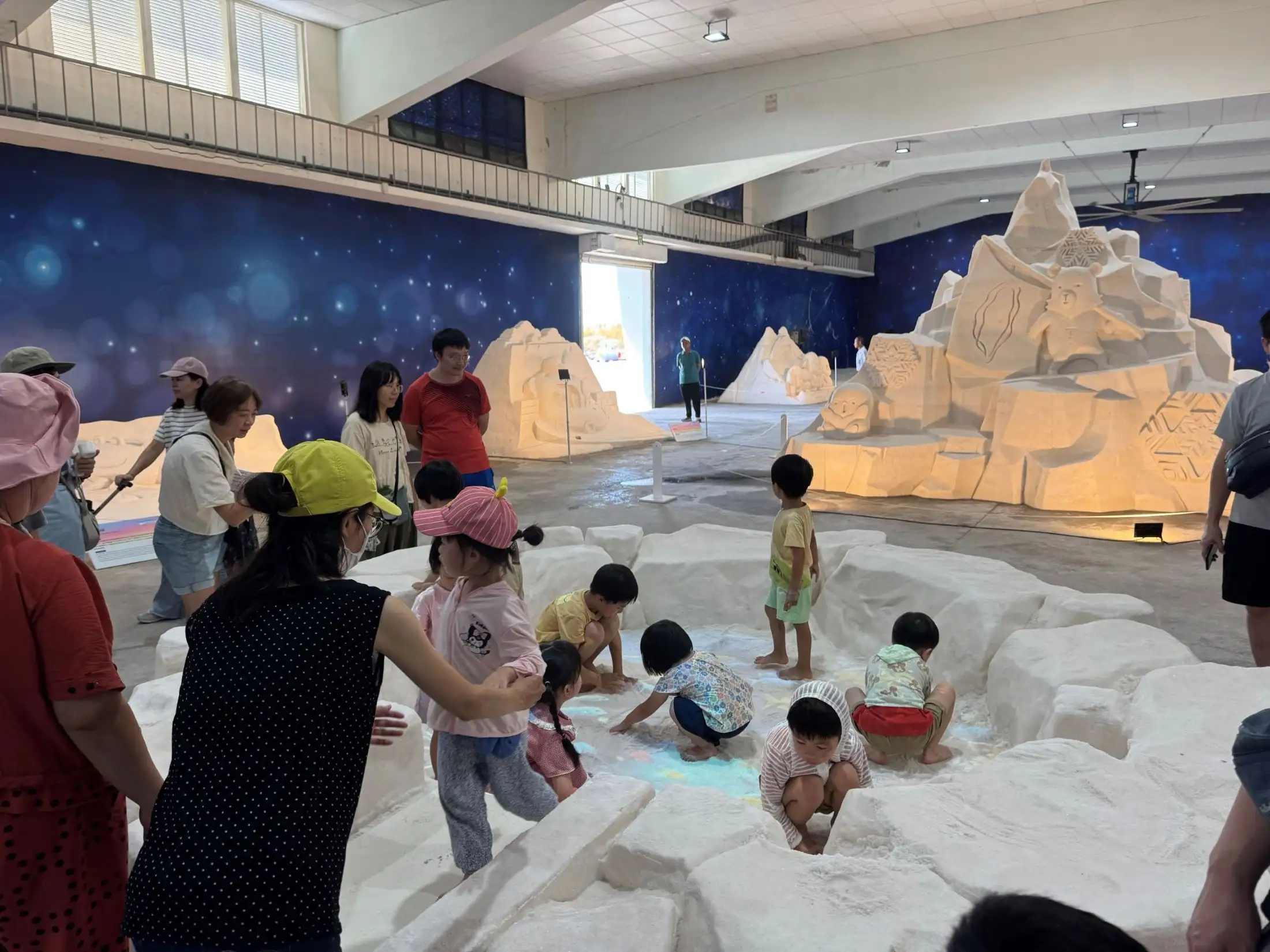 七股鹽山提供場地辦理七寶宴活動,園區內還有鹽雕藝術展(8/16-11/15)。(圖/臺南觀旅局 提供)
